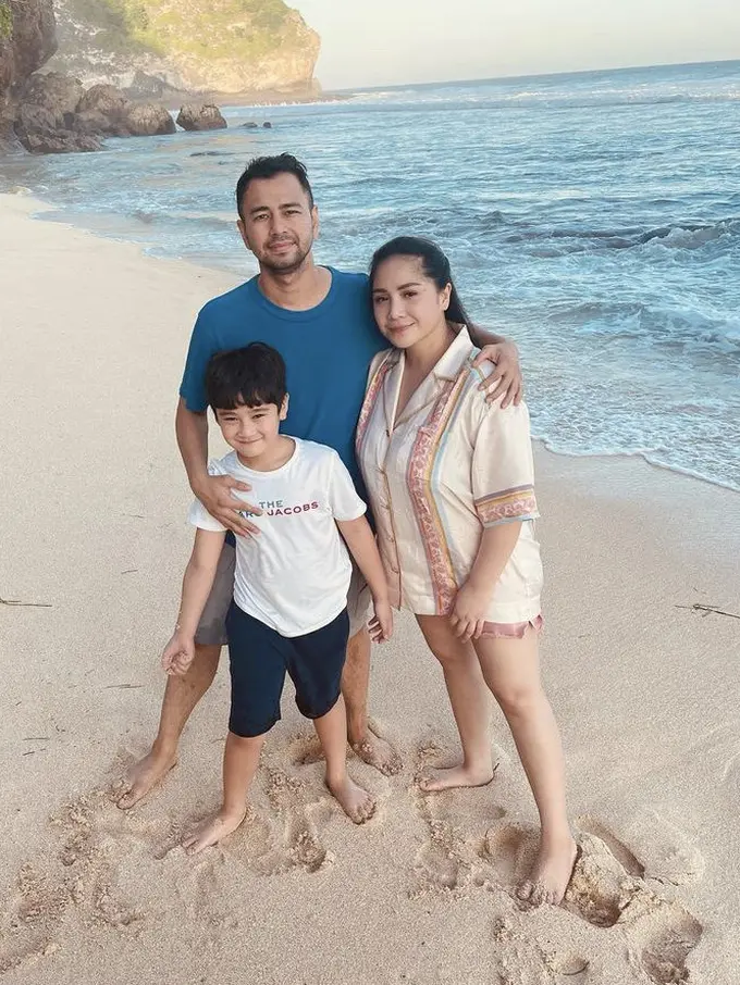 Kemeja Puluhan Juta Nagita Slavina Saat Liburan ke Bali, credit: Instagram @raffinagita1717