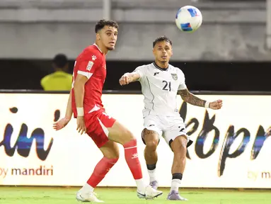 Bek Timnas Indonesia, Dean Ruben James (kanan) saat mengecoh pemain Lebanon pada laga FIFA Matchday yang berlangsung di Stadion Gelora Bung Tomo, Surabaya, Senin (8/9/2025) malam WIB. (Bola.com/Abdul Aziz)