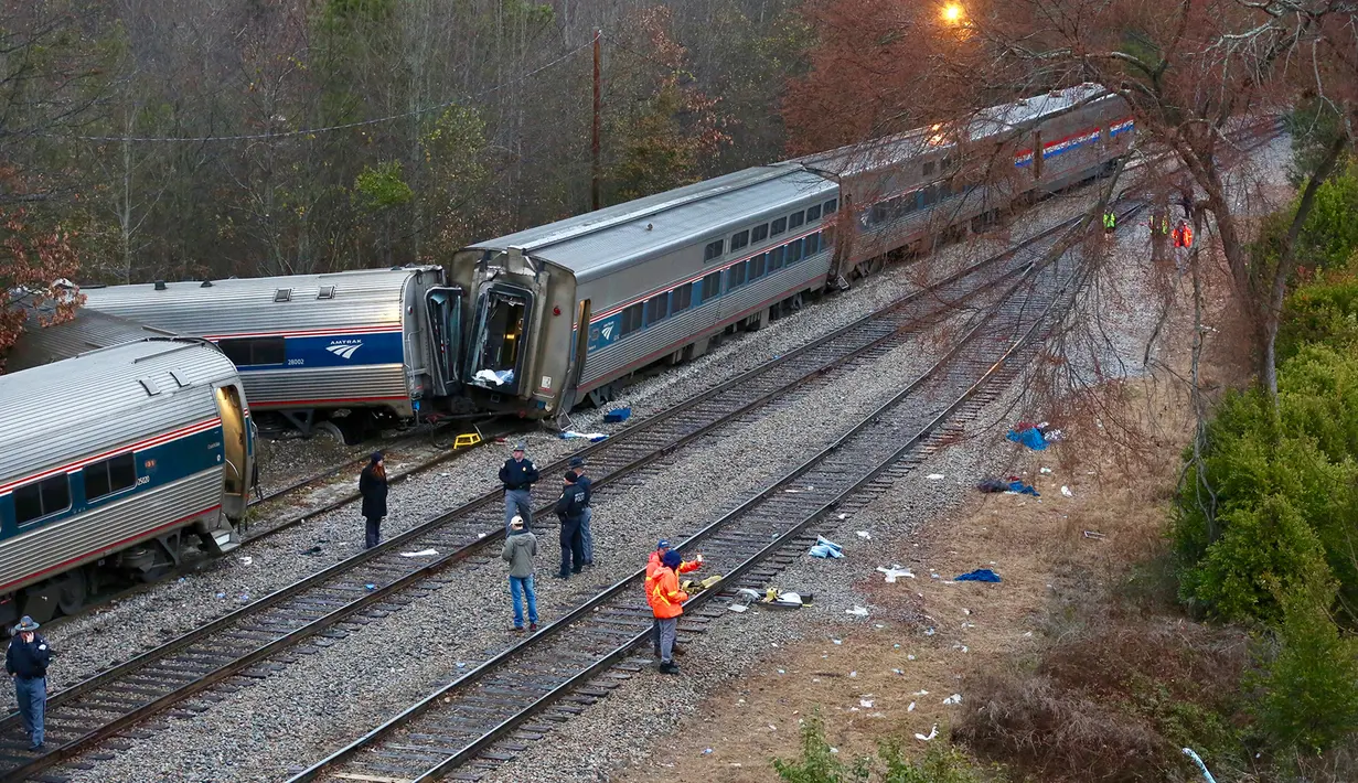 Kondisi kereta penumpang Amtrak yang bertabrakan dengan kereta barang CSX di South Carolina (4/2). Kereta api dengan 139 penumpang itu melakukan perjalanan New York ke Miami saat bertabrakan dengan kereta barang. (Tim Dominick/The State)