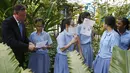 Perdana Menteri Inggris David Cameron berbicara dengan para siswa di Sekolah Menengah Commonwealth, Singapura, Rabu  (29/7/2015). Inggris ingin perkuat kerja sama ekonomi dengan negara ASEAN. (REUTERS/Edgar Su)