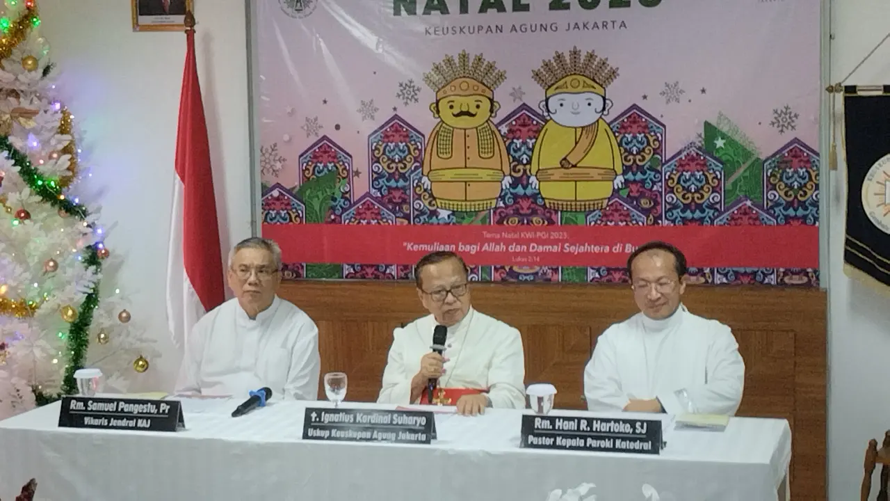 Kardinal Suharyo (tengah) dalam konferensi pers Misa Hari Raya Natal di Gereja Katedral, Senin (25/12/2023)