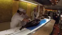 Ikan tuna seberat 70 kilogram ini berhasil dibelah dalam sekali tarikan oleh Chef Maestro dari Jepang.