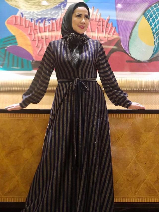 Gaya Kasual Venna Melinda Pakai Baju Bernuansa Hitam, Tampil Modis. (Sumber: Instagram/vennamelindareal)