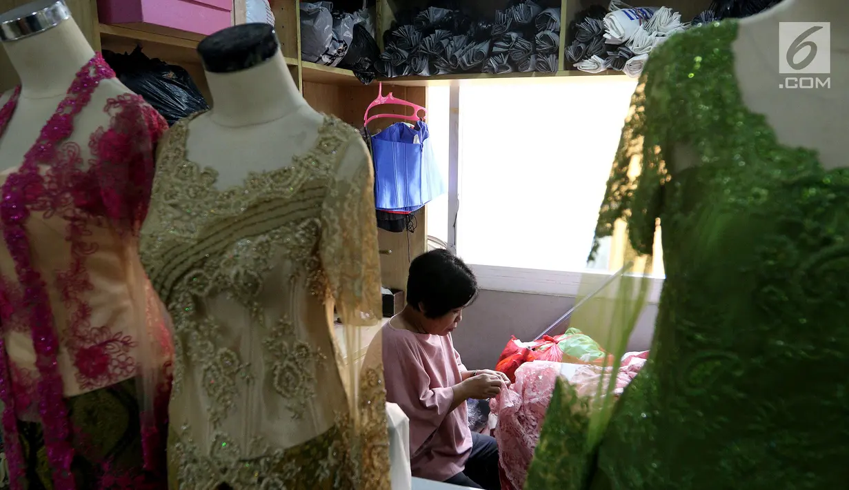 Pemandangan saat seorang penjahit melakukan aktivitasnya di Pasar Mayestik, Jakarta Selatan, Senin (11/6). Para penjahit mengaku kebanjiran order sejak pertengahan Ramadan hingga jelang Lebaran. (Liputan6.com/JohanTallo)