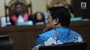 Kakak terdakwa korupsi e-KTP Andi Narogong, Dedi Priyono menjawab pertanyaan JPU saat menjadi saksi sidang lanjutan dugaan korupsi e-KTP dengan terdakwa Setya Novanto di Pengadilan Tipikor, Jakarta, Senin (5/2). (Liputan6.com/Helmi Fithriansyah)