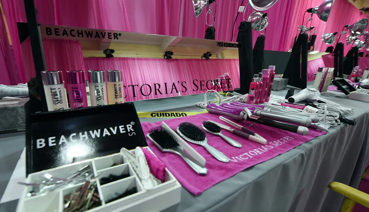 Pemandangan di belakang panggung Victoria’s Secret Fashion Show 2015 memperlihatkan berbagai peralatan untuk penataan rambut para model-model cantik. (AFP/Bintang.com)