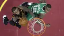 LeBron James (kiri) berusaha memasukan bola saat diadang pemain Celtics, Terry Rozier pada laga final Wilayah Timur NBA basketball di Quicken Loans Arena, Clevelan, (19/5/2018). Cavaliers menang 116-86. (AP/Tony Dejak)