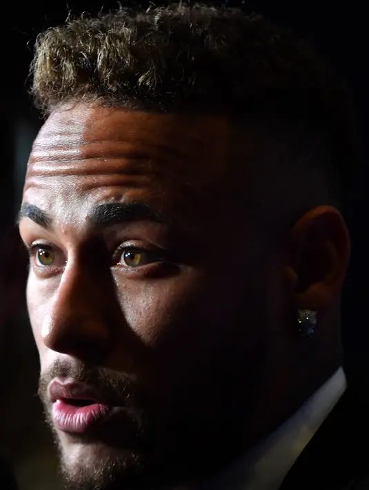 Pemain PSG, Neymar, saat menghadiri acara amal untuk Institut Neymar Jr di Sao Paulo, Brasil, Kamis (19/7/2018). Bintang asal Brasil itu tampak menawan dengan balutan jas. (AFP/Nelson Almeida)