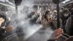 Orang-orang berdoa di sekitar pembakar dupa di kuil Sensoji menjelang liburan Tahun Baru di Tokyo pada 30 Desember 2022. Kuil Sensoji dikenal sebagai tempat wisata paling terkenal di Tokyo. (AFP/Yuichi Yamazaki)