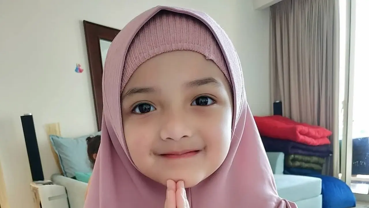 Ingin Pakai Pakaian Tertutup, Ini 6 Potret Arsy Hermansyah Pakai Jilbab