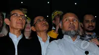 Empat pimpinan KPK (kiri-kanan), Zulkarnaen, Adnan Pandu, Bambang Widjajanto dan Abraham Samad usai melakukan pertemuan dengan Keluarga Besar Civitas Akademika Seluruh Indonesia, Jakarta, Rabu (18/2/2015). (Liputan6.com/Faisal R Syam)