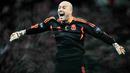 3. Pepe Reina – Kiper berkepala plontos ini adalah jebolan asli La Masia. Delapan tahun berseragam Liverpool, pria asal Spanyol ini mampu menjadi pilihan utama di bawah mistar gawang dan berhasil meraih berbagai trofi untuk The Reds. (AFP/Glyn Kirk)