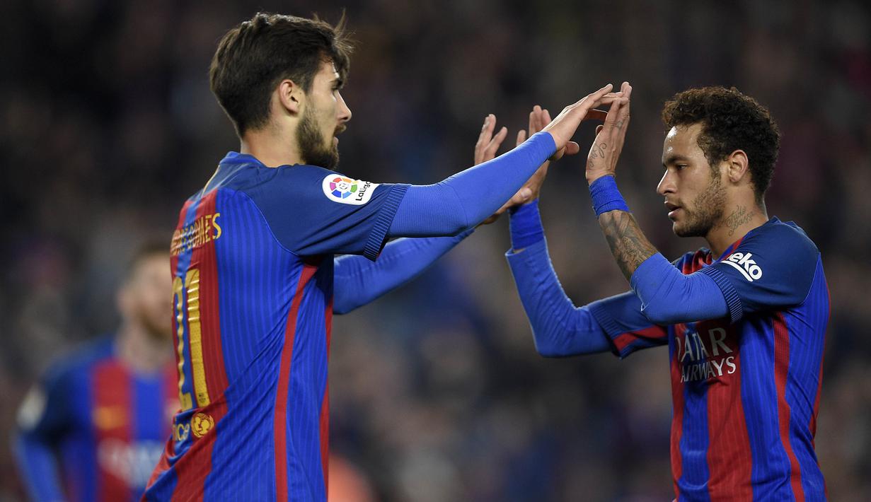 Pemain Barcelona, Neymar dan Andre Gomez, merayakan kemenangan atas Valencia. Hasil ini membuat Barca kembali menempel Real Madrid di puncak klasemen dengan selisih dua poin. (AFP/Lluis Gene)