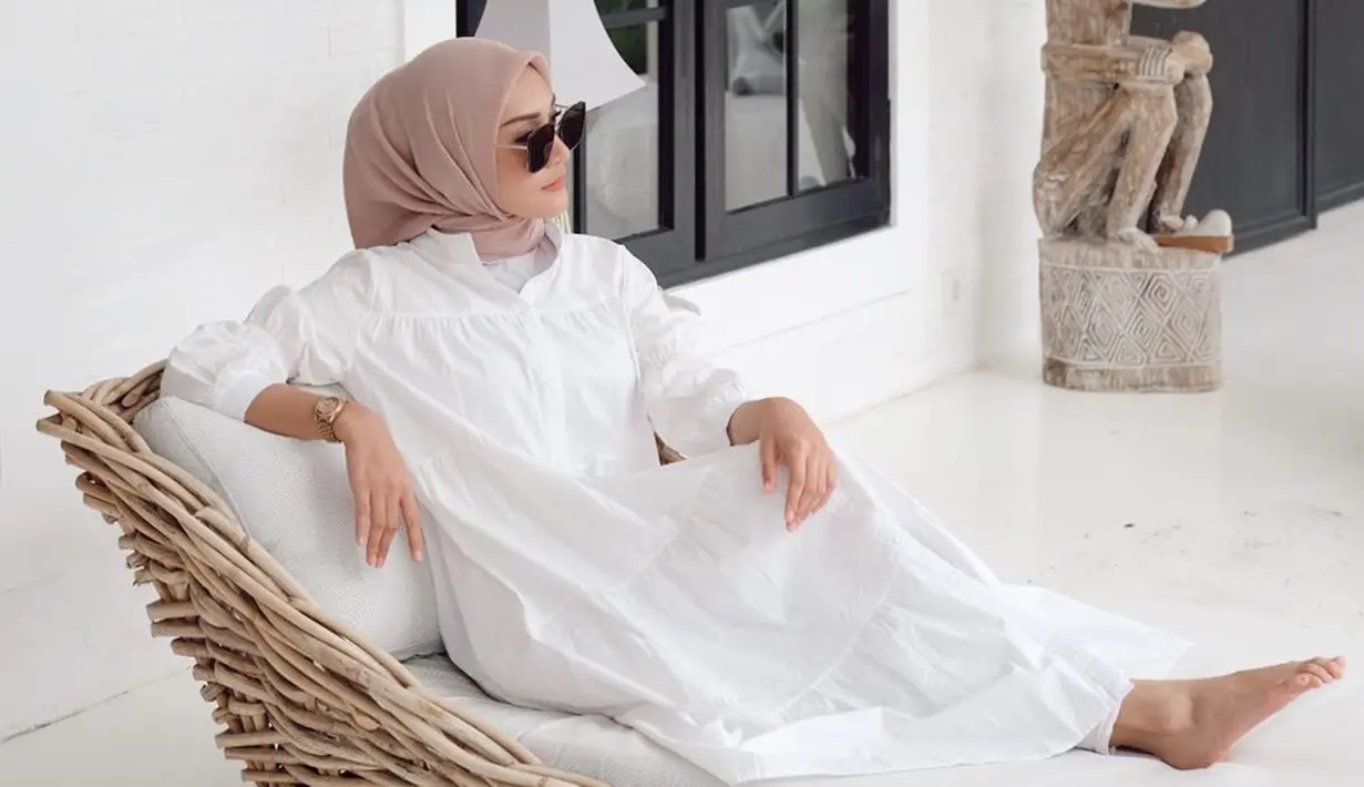 Begini momen Melody Prima liburan di Bali usai resmi bercerai dari mantan suaminya selama 7 tahun terakhir, Tommy Bagus Setiadi. Ia pun membagikan foto-foto cantiknya saat berpose di villa mewah Buttonscarves. (Liputan6.com/IG/@melodyprima)