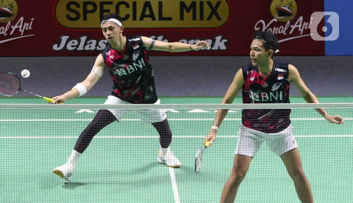 Pebulu tangkis ganda putra Indonesia, Fajar Alfian/Muhammad Rian Ardianto saat melawan Leo Rolly Carnando/Daniel Marthin di babak 32 besar Indonesia Open 2024 di Istora Gelora Bung Karno, Senayan, Jakarta, Rabu (5/6/2024). (Liputan6.com/Herman Zakharia)