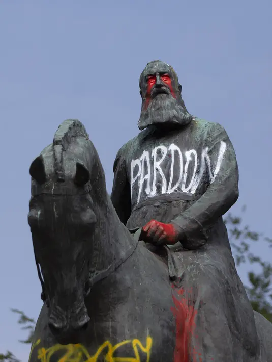 Patung Raja Belgia Leopold II dicoret dengan cat dan grafiti di Brussel, Belgia, Rabu (10/6/2020). Di tengah protes dunia atas kematian George Floyd, patung Raja Leopold II dirusak karena pemerintahannya yang brutal ketika menguasai Kongo ratusan tahun silam. (AP Photo/Virginia Mayo)