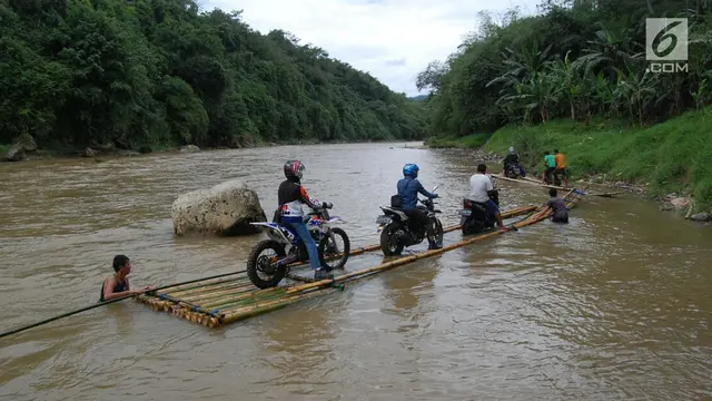 Seberangi Sungai Cisadane