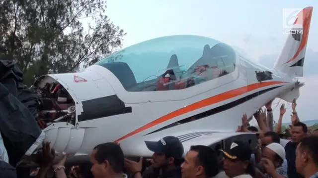 Pesawat pribadi milik Irwandi Yusuf mendarat darurat di Pantai Lam Awe, Aceh Besar. Pesawat mendarat karena mengalami kerusakan pada mesin pesawat.