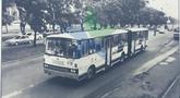 Bus gandeng di tahun 1992 ini terus diadopsi hingga ke masa sekarang menjadi Transjakarta. (Source: perpusnas.go.id)