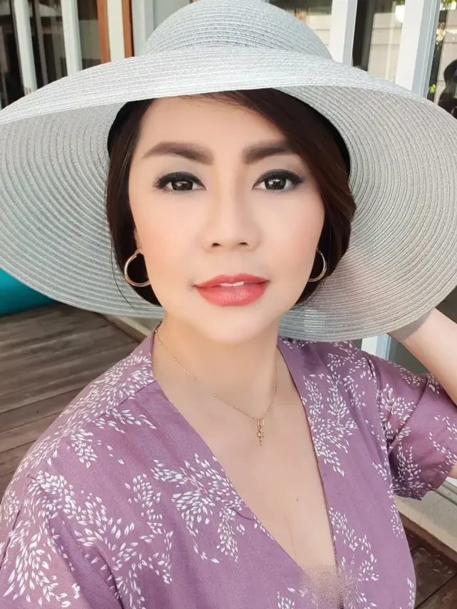 Awet Muda di Usia Kepala Empat, Ini Pesona Tessa Kaunang Pakai Topi Bundar