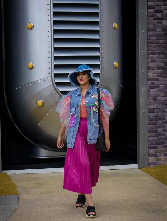 Kali ini, penampilan Ashanty tak kalah kece dengan remaja. Ia tampil colorful dengan atasan merah muda, ditumpuknya dengan denim jacket yang memiliki aksen lengan tutu, dan pleats skirt berwarna ungu. Penampilannya semakin meriah dengan topi denim yang serasi dengan jaketnya. Foto: Instagram.