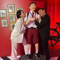 Salah satu peran yang membuat Anjasmara namanya melambung adalah peran Cecep dalam sinetron Wah Cantiknya. Dari sinetron tersebut, Dian Nitami menyebut membawa kesuksesan keluarganya. Potret Dian dan Anjasmara memeluk patung Cecep. [Instagram/anjasmara]