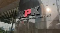 Logo KPK yang sempat tertutup kain hitam kini sudah terbuka usai demo ricuh, Jumat (13/9/2019). (Liputan6.com/ Nanda Perdana Putra)