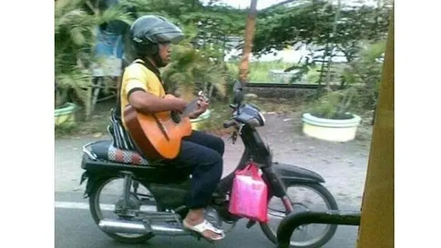 6 Aksi Nyeleneh Orang Saat Main Gitar Ini Bikin Tepuk Jidat
