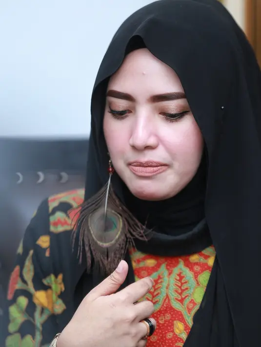 Melalui instagram story, Yulia kembali menegaskan bahwa dirinya bukan pelakor, atau perebut suami orang. Ia mengaku kenal Opick setelah cerai dengan istri pertamanya. (Adrian Putra/Bintang.com)