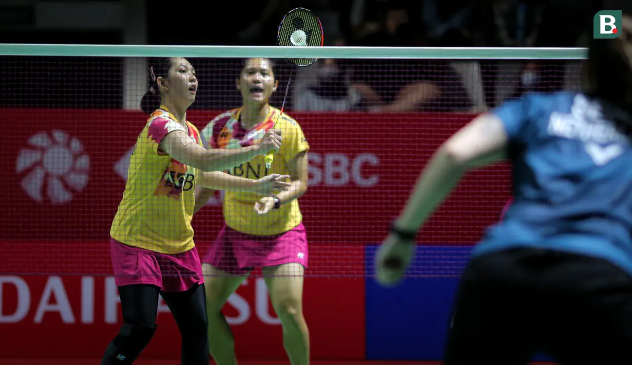 <p>Pemain ganda putri Indonesia, Ribka Sugiarto (kiri) yang berpasangan dengan Lanny Tria Mayasari berusaha menempatkan bola di depan net saat menghadapi pasangan Belanda, Debora Jille/Cheryl Seinen pada babak perempatfinal Daihatsu Indonesia Masters 2024 di Istora Senayan, Jakarta, Jumat (26/1/2024). Lanny/Ribka menang dua game langsung dengan skor 21-10, 21-16. (Bola.com/Bagaskara Lazuardi)</p>
