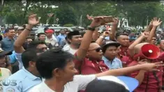 Mereka menuntut pemerintah setempat menghentikan aktivitas angkutan berbasis daring dianggap mematikan usaha angkutan umum