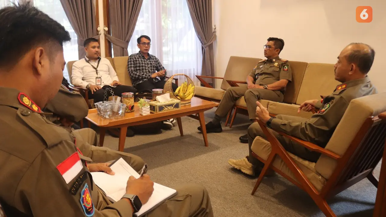 Rapat Koordinasi Bawalsu Banyuwangi, bersama Satpol PP Banyuwangi jelang masa kamoanye Pemilu 2024 (Hermawan Arifianto/Liputan6.com)