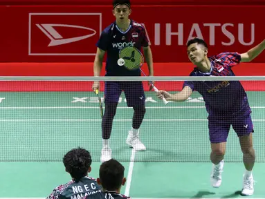 Ganda putra Indonesia, Fajar Alfian/Muhammad Rian berusaha mengembalikan kok ke Low Hang Yee/Ng Eng Cheong (Malaysia) pada 16 Besar Daihatsu Indonesia Masters 2025 di Istora Gelora Bung Karno, Senayan, Jakarta, Kamis (23/1/2025). (Liputan6.com/Herman Zakharia)