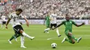 Gelandang Jerman, Samy Khedira, melepaskan tendangan ke gawang Arab Saudi pada laga uji coba di Stadion BayArena, Jumat (8/6/2018). Jerman menang 2-1 atas Arab Saudi. (AP/Martin Meissner)