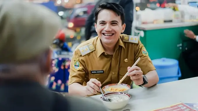 FOTO: Gaya Sahrul Gunawan saat Pakai Baju Dinas, Banyak Dipuji Warga