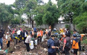 Ribuan personel gabungan melakukan aksi kerja bakti massal di Cengkareng, Jakarta Barat, Minggu (8/2/2026). (Dok: Antara)