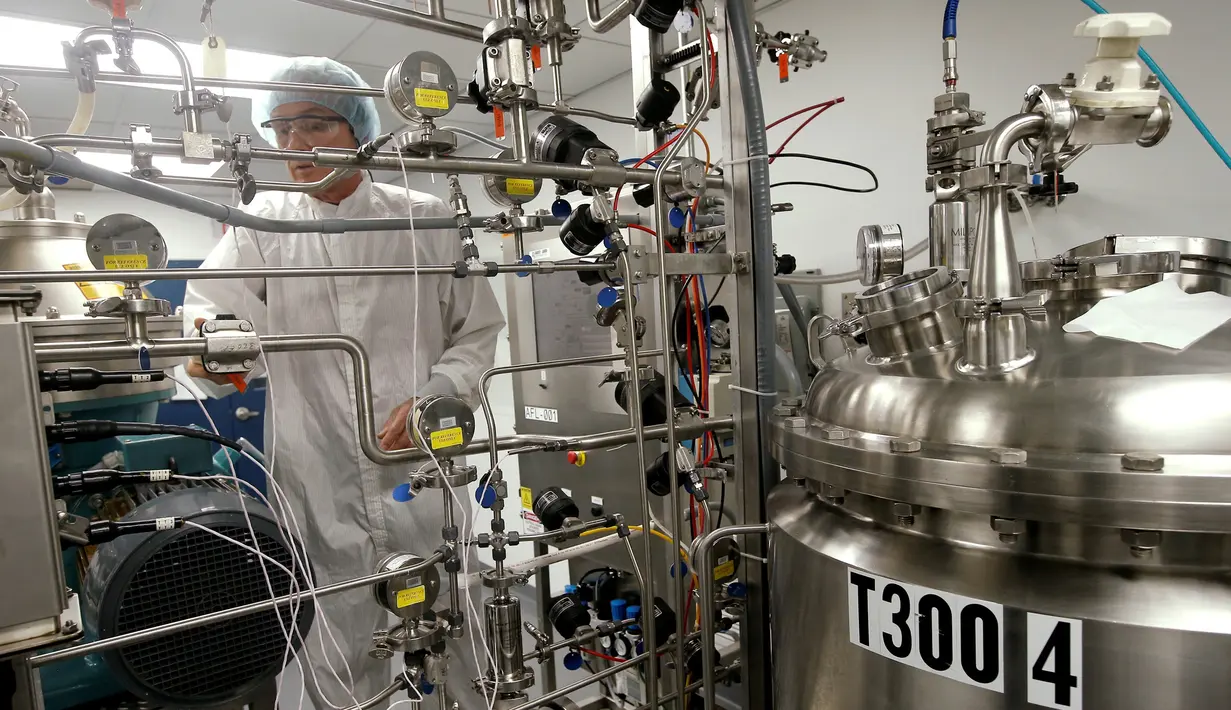 Pimpinan ilmuwan Produksi Protein Sentrifugasi Paul Koelle, mengoperasikan panel kontrol centrifuge saat pengembangan vaksin virus Zika di Protein markas Sciences Inc di Meriden, Connecticut, (20/6). (REUTERS/Mike Segar)