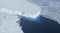 Melelehnya es di Antartika menjadi salah satu penyebab naiknya permukaan air laut (Foto: Reuters).