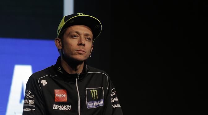 Pebalap Monster Energy Yamaha, Valentino Rossi saat peluncuran motor baru untuk MotoGP 2019 di Hotel Four Season, Senin (4/2). Motor baru tersebut diharapkan bisa mengangkat performa Yamaha. (Bola.com/Okie Prabhowo)