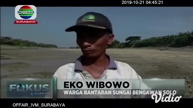 Surutnya Sungai Bengawan Solo hingga mengering di Desa Dukuh Kembar, Kecamatan Dukun, Gresik, malah menjadi wisata dadakan bagi masyarakat sekitar.