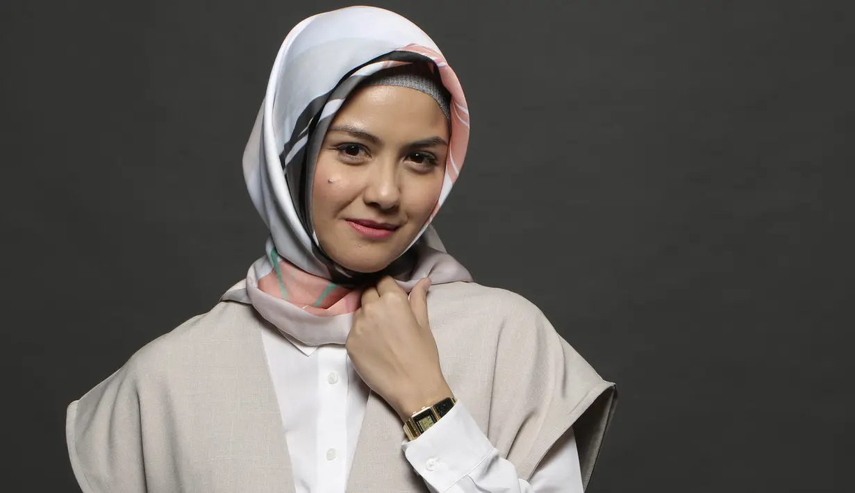 Pulang menjalankan ibadah umrah beberapa waktu lalu, Revalina S Temat tampil berbeda dari biasanya. Ia tampil lebih islami lengkap dengan hijabnya. Ia mengaku mantap dengan keputusannya itu. (Bambang E. Ros/Bintang.com)