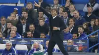 Pelatih Chelsea, Antonio Conte, memberikan arahan kepada anak asuhnya saat melawan AS Roma pada laga Liga Champions di Stadion Stamford Bridge, Kamis (19/10/2017). Chelsea bermain imbang 3-3 dengan AS Roma. (AP/Frank Augstein)