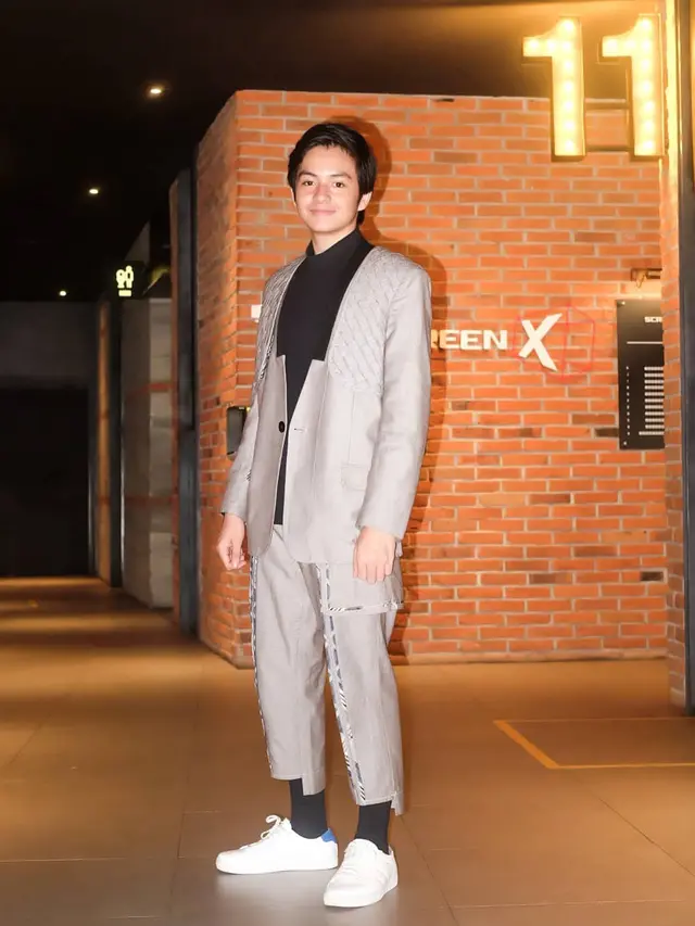 7 Gaya Angga Yunanda Tampil Stylish dengan Setelan Jas Ini Curi Perhatian