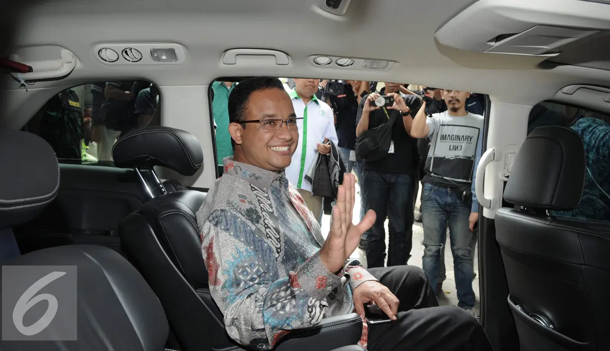 Anies Baswedan menyapa awak media dari dalam mobil seusai kunjungan ke kediaman Hamzah Haz, di Patra Kuningan XV, Jakarta, Rabu (16/11). (Liputan6.com/Helmi Affandi)