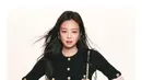 Jennie membawa Chanel 25 Handbag dalam warna biru denim quilted, memberikan sentuhan kasual namun tetap mewah. Warna biru lembut menciptakan kontras yang cantik dengan outfit hitamnya. Detail rantai emas khas CHANEL pada tas dan aksesori-nya semakin memperkuat aura mewah. [Dok/CHANEL].