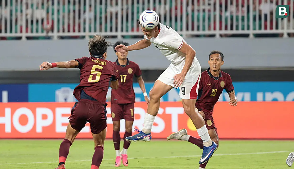 Pemain Timnas Indonesia, Mitchell Baker, menyundul bola ke gawang Kamboja pada laga Grup A Piala AFF 2026 di Stadion Pakansari, Bogor, Senin (27/7/2026) malam. Sundulan pada menit ke-56 tersebut berbuah gol ketiganya sekaligus melengkapi hattrick dalam laga debutnya bersama Skuad Garuda yang berakhir dengan kemenangan 5-1 atas Kamboja. (Kapanlagi.com/Budy Santoso)