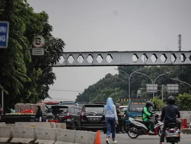 Kendaraan melintas dekat Jembatan Penyeberangan Orang (JPO) di Pasar Minggu, Jakarta, Kamis (7/3). Dinas Bina Marga DKI berencana merevitalisasi JPO Pasar Minggu yang rusak dan tidak berfungsi sejak September 2016 itu. (Liputan6.com/Faizal Fanani)