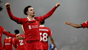 Di babak kedua, pada menit ke-49, Curtis Jones berhasil mencetak gol keunggulan untuk Liverpool atas Leicester City. (Paul ELLIS/AFP)