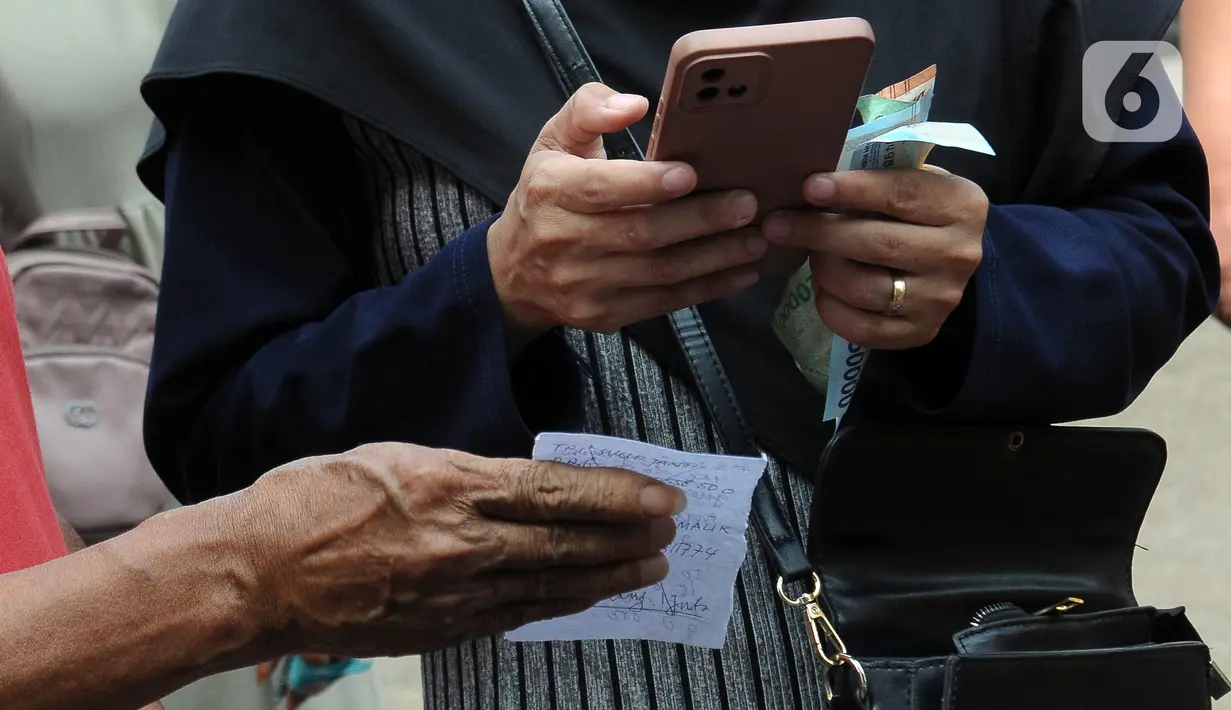 Kegiatan sembako murah akan secara rutin digelar di kelurahan di seluruh DKI Jakarta. Hal ini dilakukan untuk menjaga inflasi dengan menghadirkan stabilitas harga bahan pangan pokok agar bisa dijangkau warga. (merdeka.com/Imam Buhori)