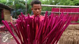 Seorang pekerja menjemur hio di industri rumahan, Di Tangerang, Rabu (4/1). Sedangkan   produksi pembuatan lilin mencapai 20ton. Melayani pesanan seputar Jakarta-Tangerang hingga keluar pulau. (Liputan6.com/Angga Yuniar)